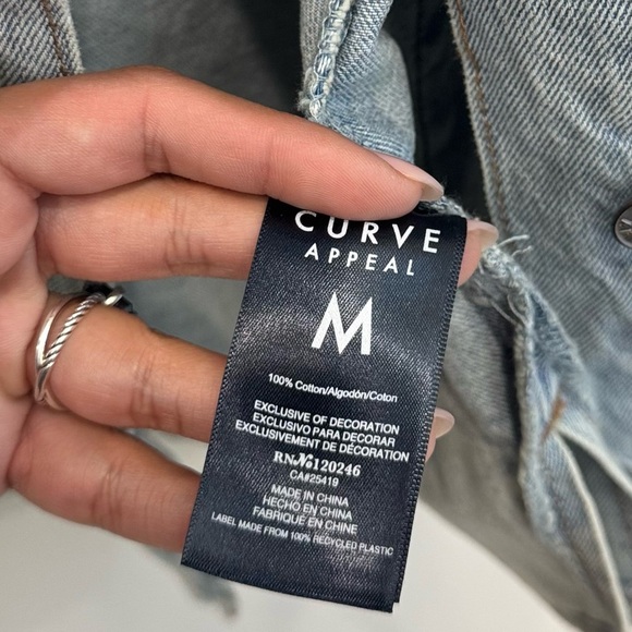 NWT Curve Appeal Light Wash Denim Jacket w/ Floral Appliqué – Size M - Picture 4 of 8